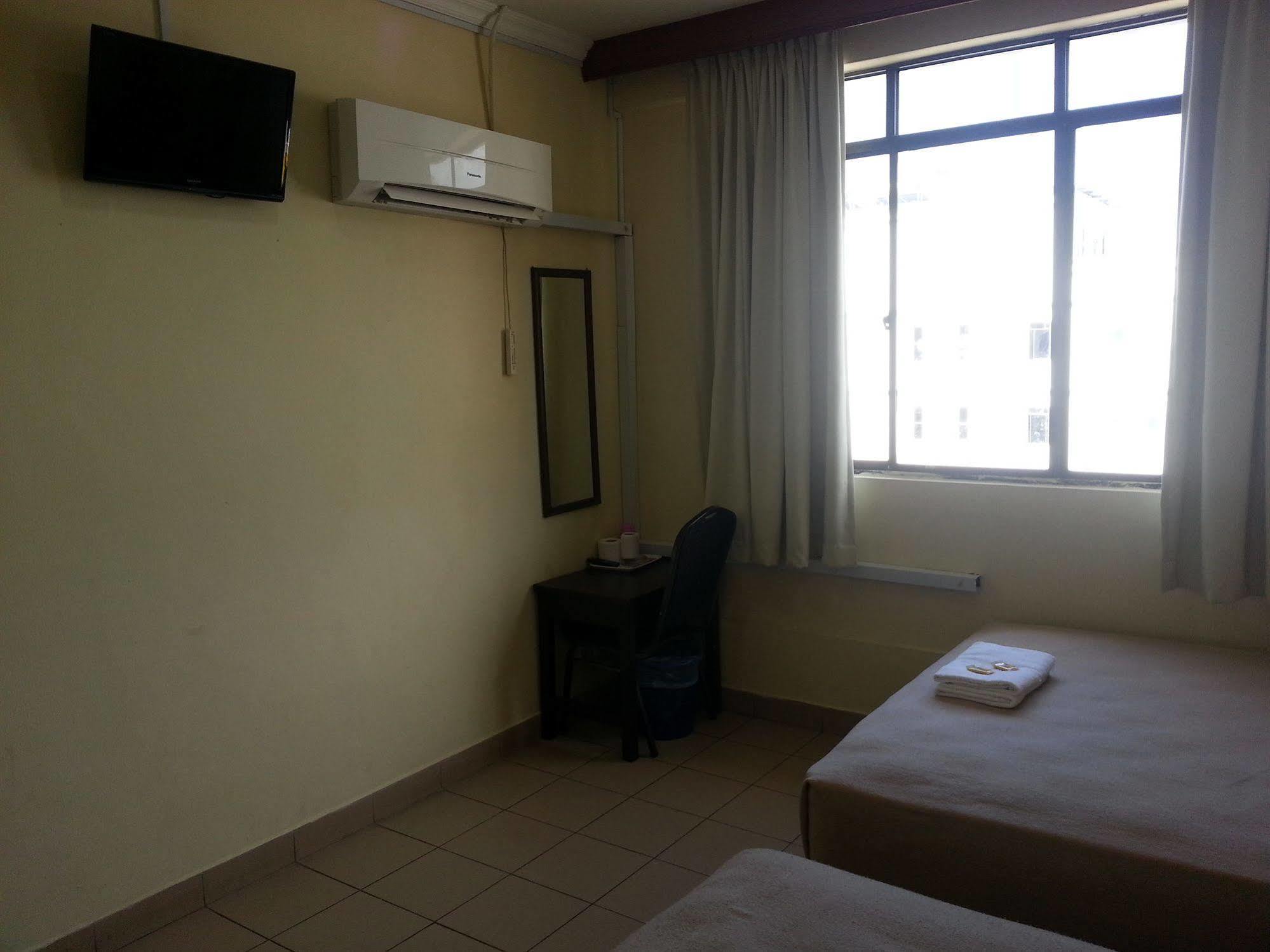 Iskandar Sinsuran Rumah tetamu 2*